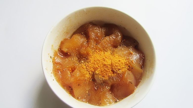 私家版椒香五彩鸡肉串,再加入蜜汁味烤肉料粉和10克水抓拌均匀,再盖上保鲜膜,腌制4小时以上入味