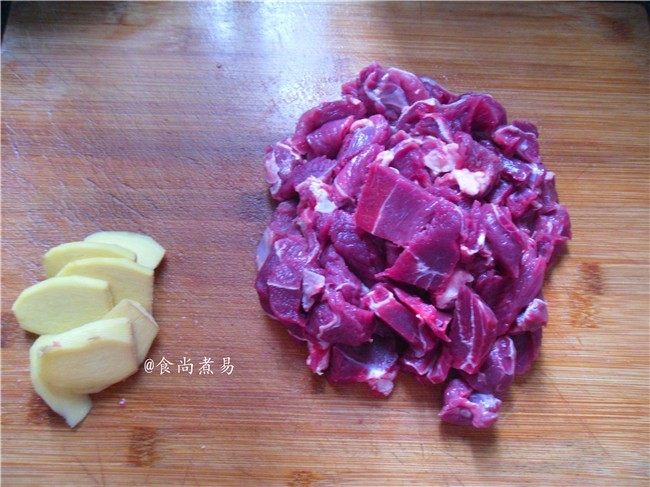 番茄烩牛肉,牛腱子肉洗净,沥干水切块,<a style='color:red;display:inline-block;' href='/shicai/ 2800'>生姜</a>去皮切片