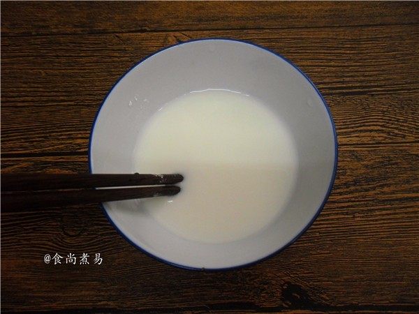 香酥开胃锅包肉,另取一碗,将淀粉和水调成淀粉糊