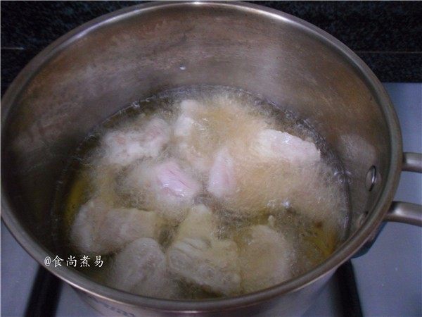 香酥开胃锅包肉,锅里倒油烧开,将肉片放入炸锅里油炸