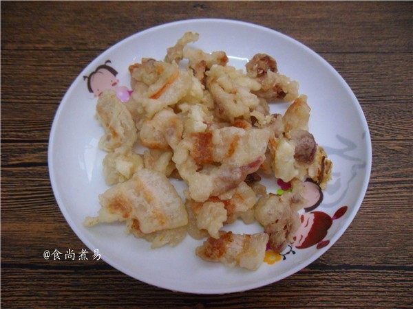 香酥开胃锅包肉,炸至肉片变硬后捞出,放凉片刻