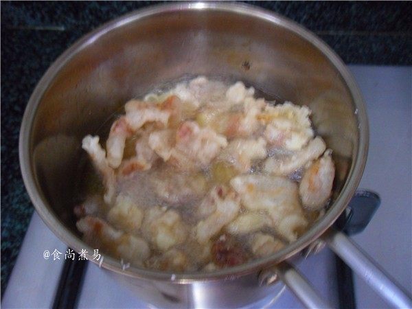 香酥开胃锅包肉,再复炸一次,肉片焦黄色时捞出,沥干油