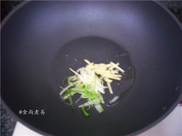 香酥开胃锅包肉,炒锅内倒入少许食用油,放入姜葱丝爆香