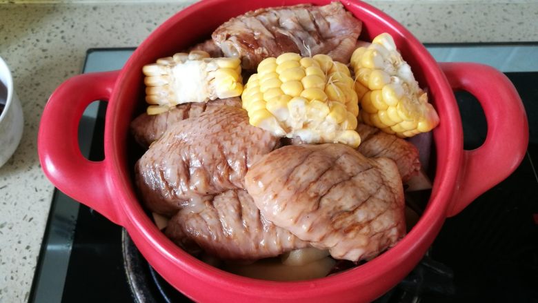 麻辣鸡翅煲,13、 放入鸡翅和玉米