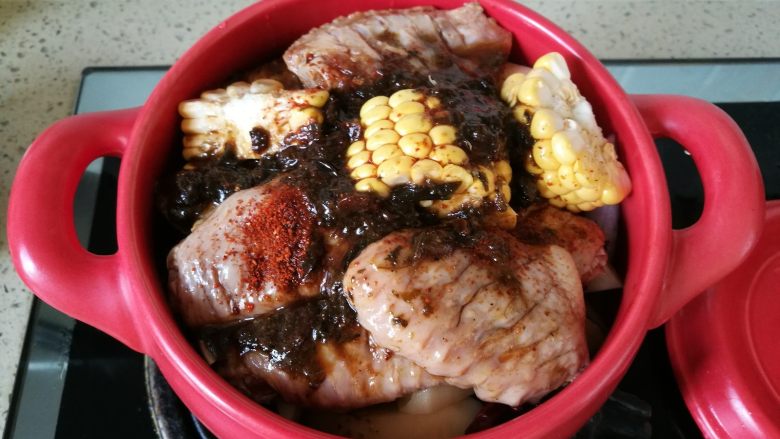 麻辣鸡翅煲,16、 放入砂锅。
