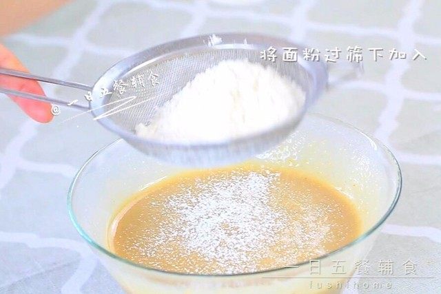 板栗糕 宝宝辅食,低筋面粉+ 玉米淀粉, 搅打均匀后,将面粉过筛下加入。