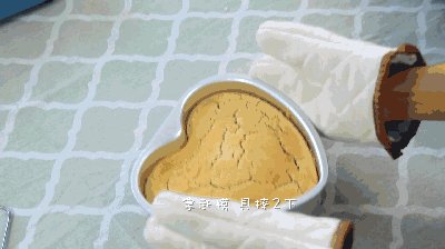 板栗糕 宝宝辅食,低筋面粉+ 玉米淀粉,拿出来后从15cm高往下摔2下,倒扣晾凉。