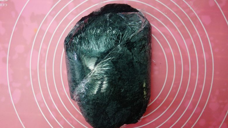 全麦乳酪肉松竹炭欧包(黑白之恋),揉成光滑的面团后裹上保鲜膜放入冰箱20分钟。