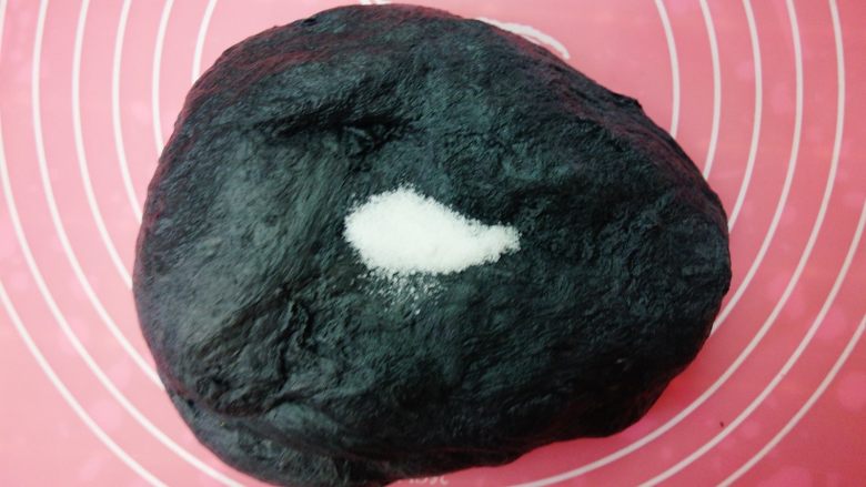 全麦乳酪肉松竹炭欧包(黑白之恋),面团取出来后,加上盐擀面杖敲打。(有厨师机直接揉最好了,手揉也行)