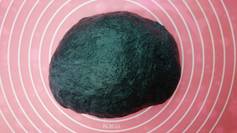 全麦乳酪肉松竹炭欧包(黑白之恋),纯全麦面粉很难揉出手套膜,对于新手来说我觉得差不多软软的手感到位就可以了。