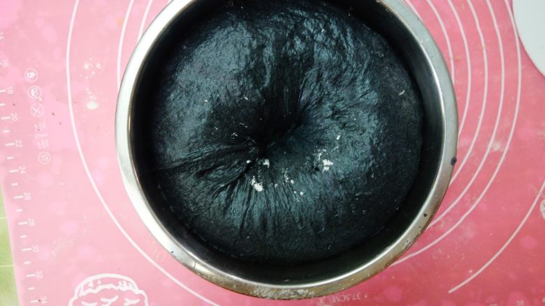 全麦乳酪肉松竹炭欧包(黑白之恋),放在25-28度的环境中进行基础发酵至两倍大。