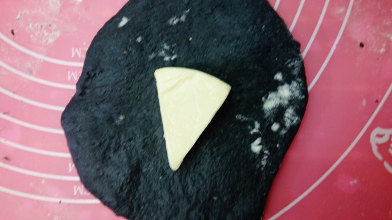 全麦乳酪肉松竹炭欧包(黑白之恋),包上乳酪。我这里用的是无糖乳酪。