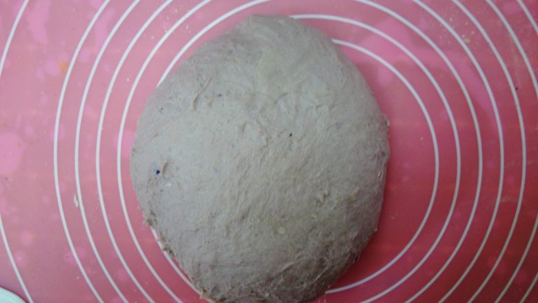 全麦紫薯软欧,面团材料中所有食材混合,揉成湿一点面团。