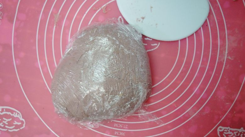 全麦紫薯软欧,裹上保鲜膜,放入冰箱20-30分钟。