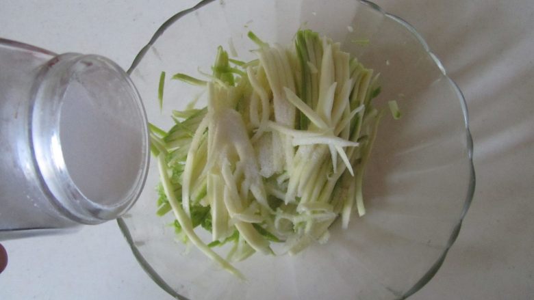 西葫芦鸡蛋饼,加入适量的盐拌均匀腌制一下;