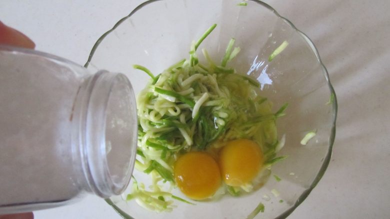 西葫芦鸡蛋饼,再加入适量的盐;