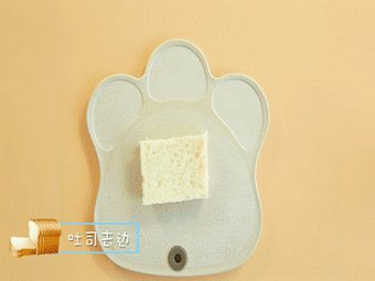 爆浆紫薯奶酪卷,用擀面杖把吐司压实压平。
ps:没有擀面杖的也可以用玻璃瓶代替。