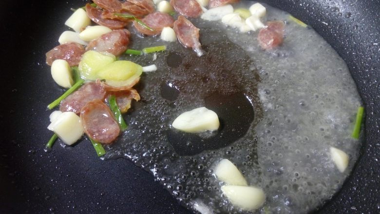 香肠炒面,少加一点水,炒至香肠熟透。