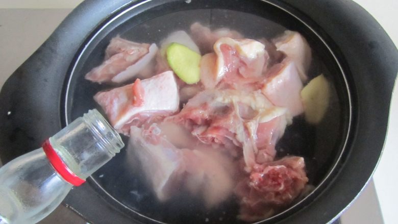 鸭腿烧莴苣,鸭腿块冷水下锅, 加入2片姜和适量的高度白酒, 焯水帮助去腥;