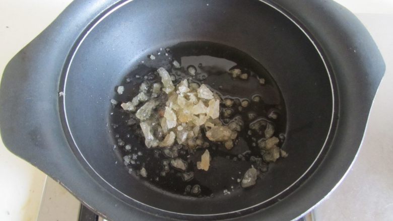 鸭腿烧莴苣,热锅凉油, 放入<a style='color:red;display:inline-block;' href='/shicai/ 866'>冰糖</a>进去翻炒, 直至完全炒化;