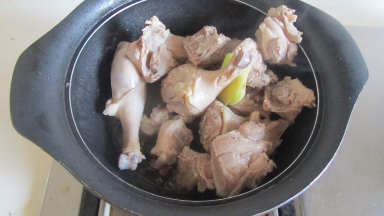 鸭腿烧莴苣, 加入焯过的鸭腿块进去翻炒;