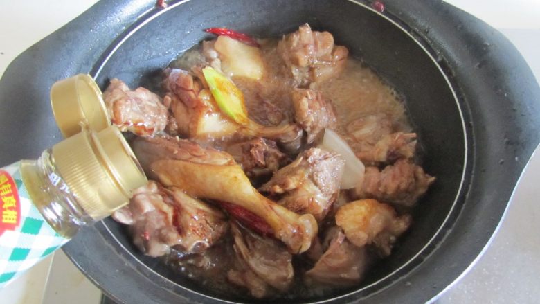 鸭腿烧莴苣,再加入适量的<a style='color:red;display:inline-block;' href='/shicai/ 718'>料酒</a>和生抽继续翻炒;