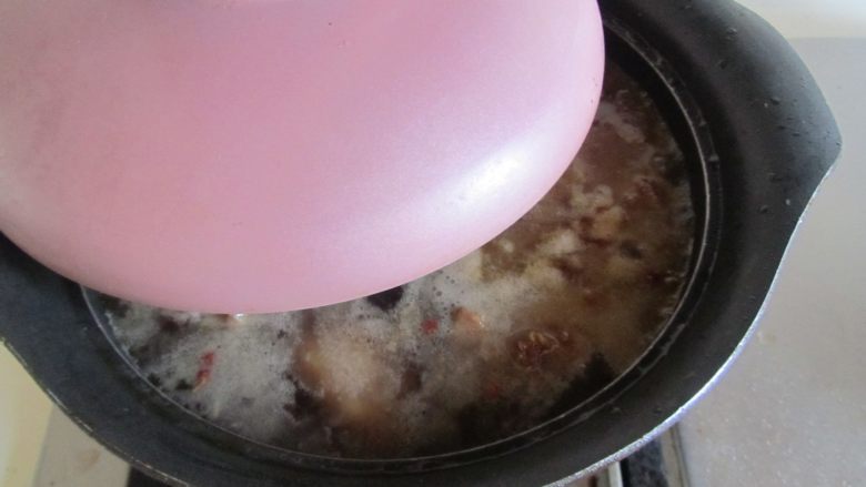 鸭腿烧莴苣,加盖炖煮20分钟;