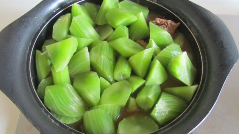 鸭腿烧莴苣,将滚刀莴苣块放入里面进去翻炒;