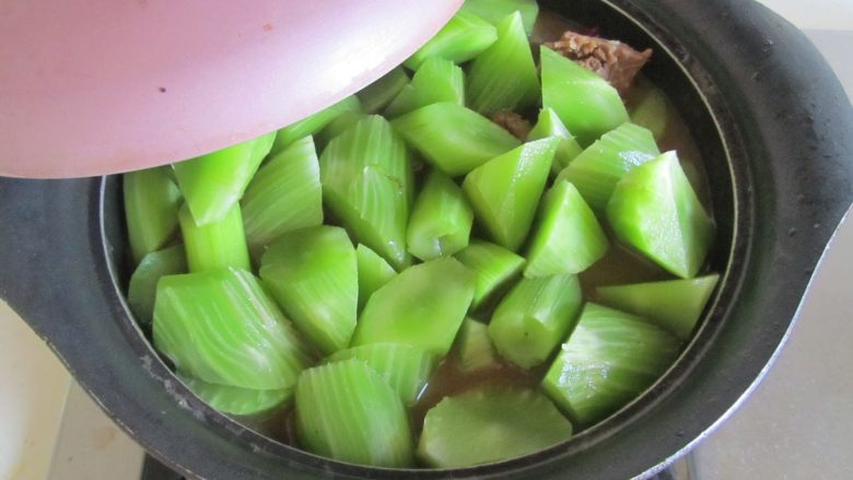 鸭腿烧莴苣,再加盖焖煮5分钟;