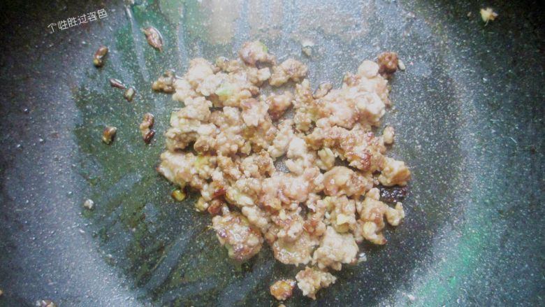 肉沫干煸长豆角,倒点油,先把肉末炒熟,烹入料酒、酱油,把半肥瘦肉末里的油逼出来