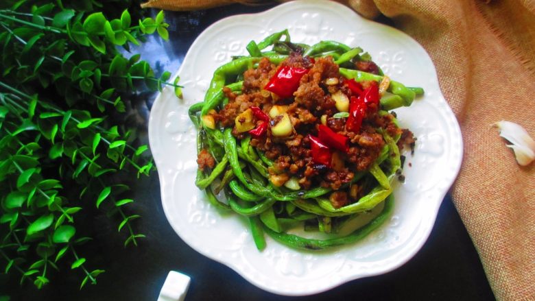 肉沫干煸长豆角,味道咸香辣,色泽嫩 绿,口感脆嫩,营养丰富