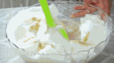 板栗糕 宝宝辅食,低筋面粉+ 玉米淀粉,切拌就是从2点钟方向切入,7点钟方向提起来。最终提起面糊看不见蛋白霜就可以了,不要过度搅拌。