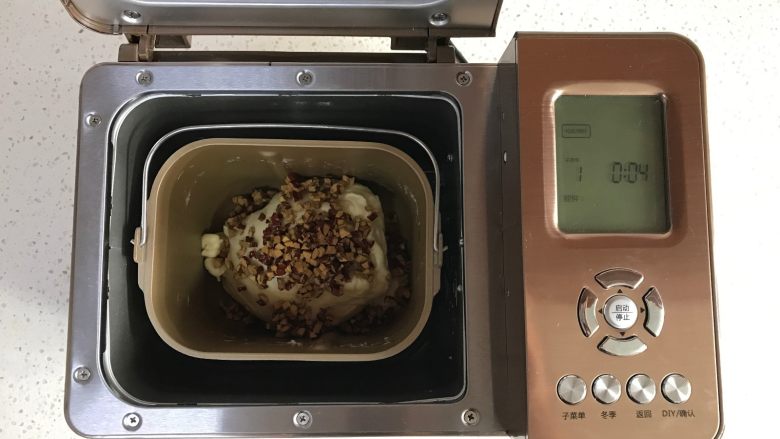 面包机版红枣果仁面包,还剩4分钟时,加入红枣,继续和面。