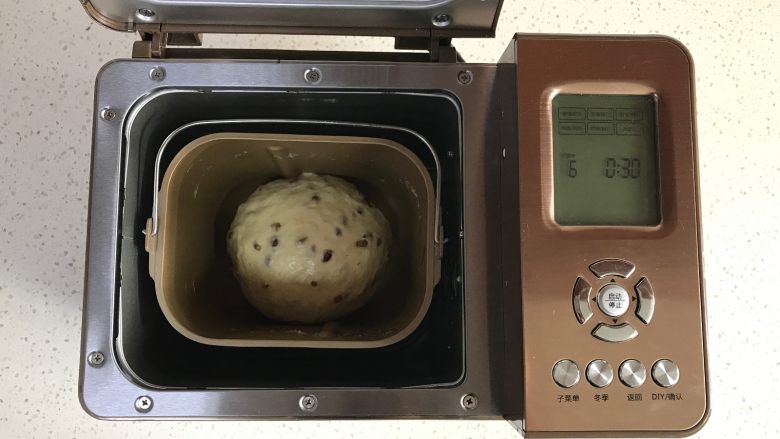 面包机版红枣果仁面包,和面结束,将面团收圆,放入面包机内进行一发,设置30分钟。