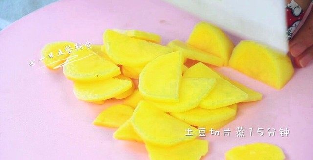 荷兰豆芦笋浓汤 宝宝辅食,土豆+牛奶,土豆切片蒸15分钟。
