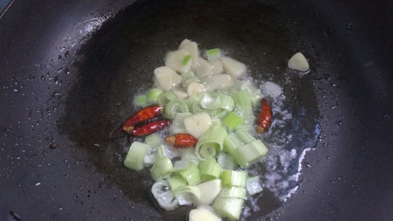 西兰花炒豆芽,下入葱蒜煸出香味。