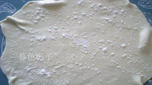 千层油饼,撒干<a style='color:red;display:inline-block;' href='/shicai/ 519'>面粉</a>,擀成薄薄的面皮