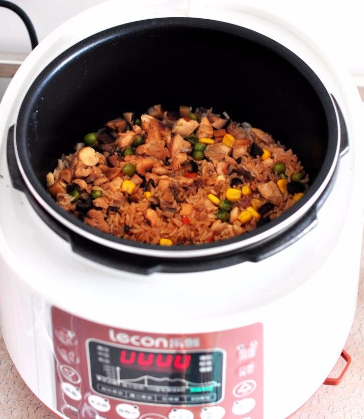 什锦鸡肉饭,焖煮后也可以稍微用保温功能放十分钟,那样米饭会有一点焦脆的口感。