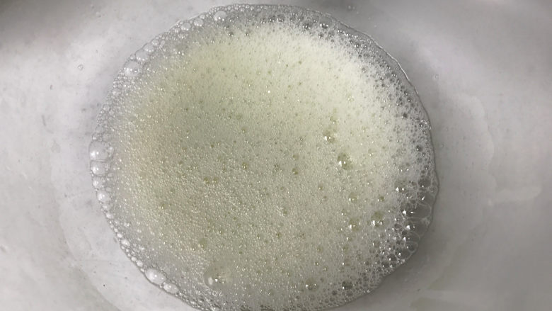 五彩蛋糕卷,将冰箱冷藏的蛋清取出,滴入几滴柠檬汁,打发至鱼眼泡。