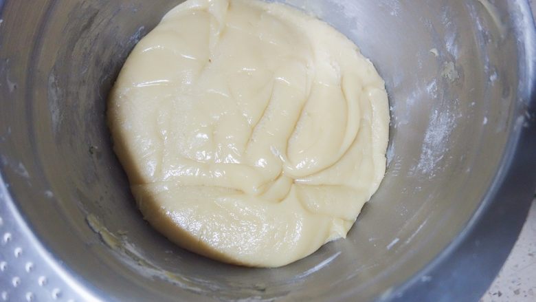 广式莲蓉蛋黄、豆沙蛋黄月饼制作方法,盖保鲜膜至少冷藏3小时,3天内用完,越到后面用月饼皮上色越深