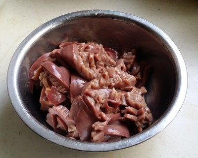 炒腰花,捞出沥干水分,用水淀粉上薄浆