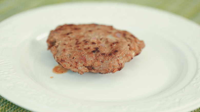 牛肉汉堡,炸好的肉饼捞出放入盘中