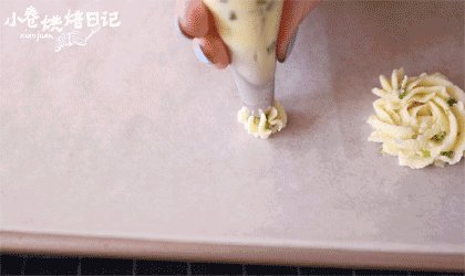 想换新口味?一把青葱带来的意外口感,装入裱花袋,挤出一朵朵曲奇花吧,放入已预热的烤箱中,上下火170度中层20-25分钟左右即可,具体按照上色情况自行进行调整。