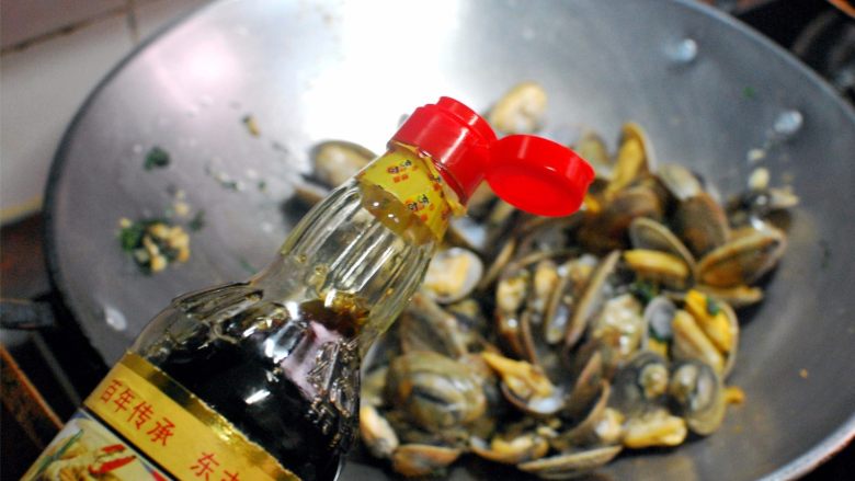 紫苏豉汁炒厚甲,淋入<a style='color:red;display:inline-block;' href='/shicai/ 692'>酱油</a>,料酒,适量的清水,翻炒均匀。
