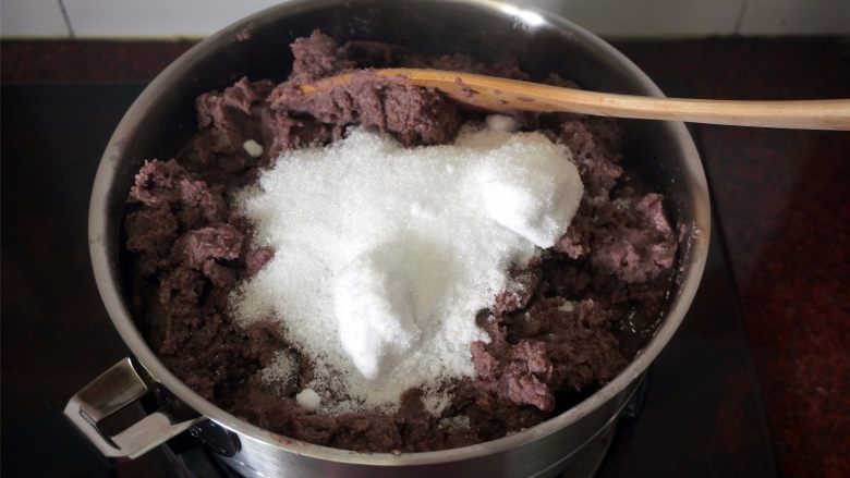 50克广式红豆蓉月饼,将搅打过的红豆泥倒入锅,然后加入250克木糖醇,1汤匙的<a style='color:red;display:inline-block;' href='/shicai/ 919'>柠檬汁</a>,中火翻炒。