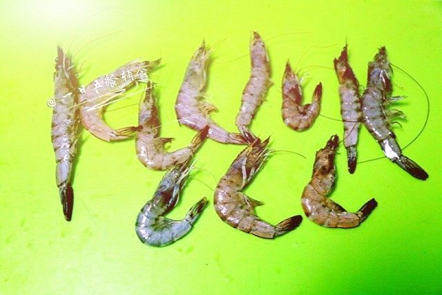 四色珍珠虾丸 宝宝辅食,耐看又好吃, 鲜虾去壳去虾线,洗净。