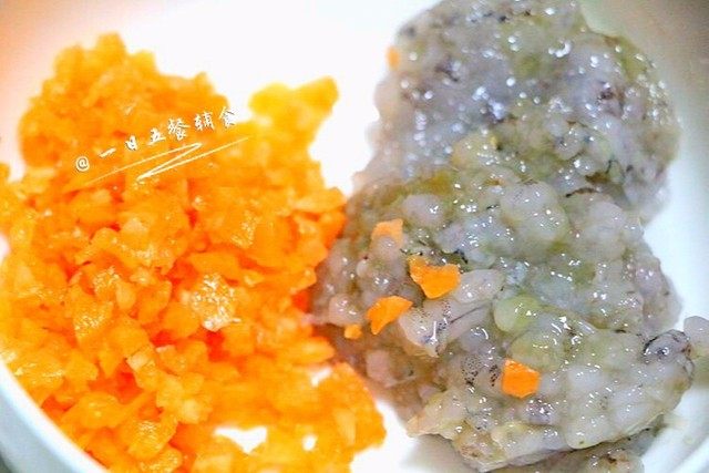 四色珍珠虾丸 宝宝辅食,耐看又好吃, 用刀背将虾仁拍扁,再剁成泥状。<a style='color:red;display:inline-block;' href='/shicai/ 25'>胡萝卜</a>剁碎一起加入。