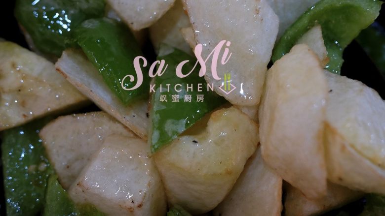 地三鲜(东北传统名菜),放入柿子椒片炸10秒左右,将土豆块和柿子椒片一并捞出,控油装盘待用