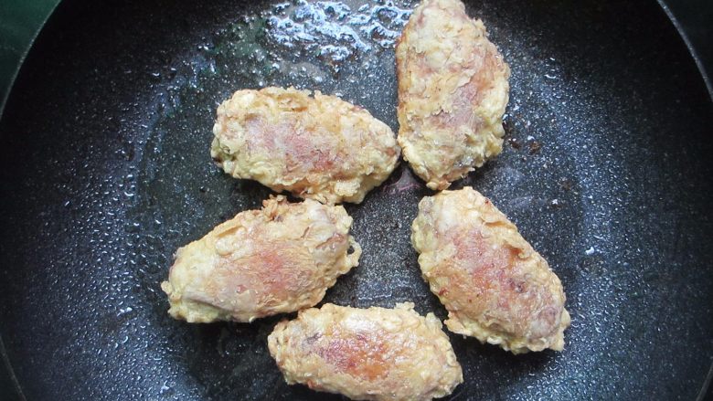 香辣干炸鸡翅,炸好的鸡翅捞出