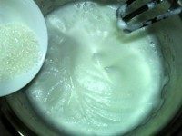 玉米面天使蛋糕,泡沫变细密,第二次加糖